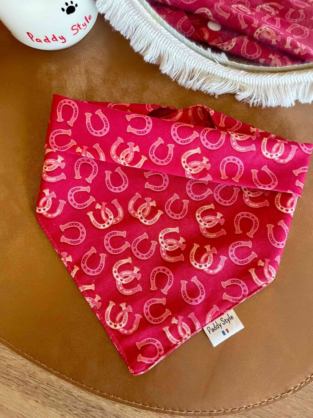Photo de Bandana fer a cheval rose/rouge, un accessoire pour chien Paddy Style