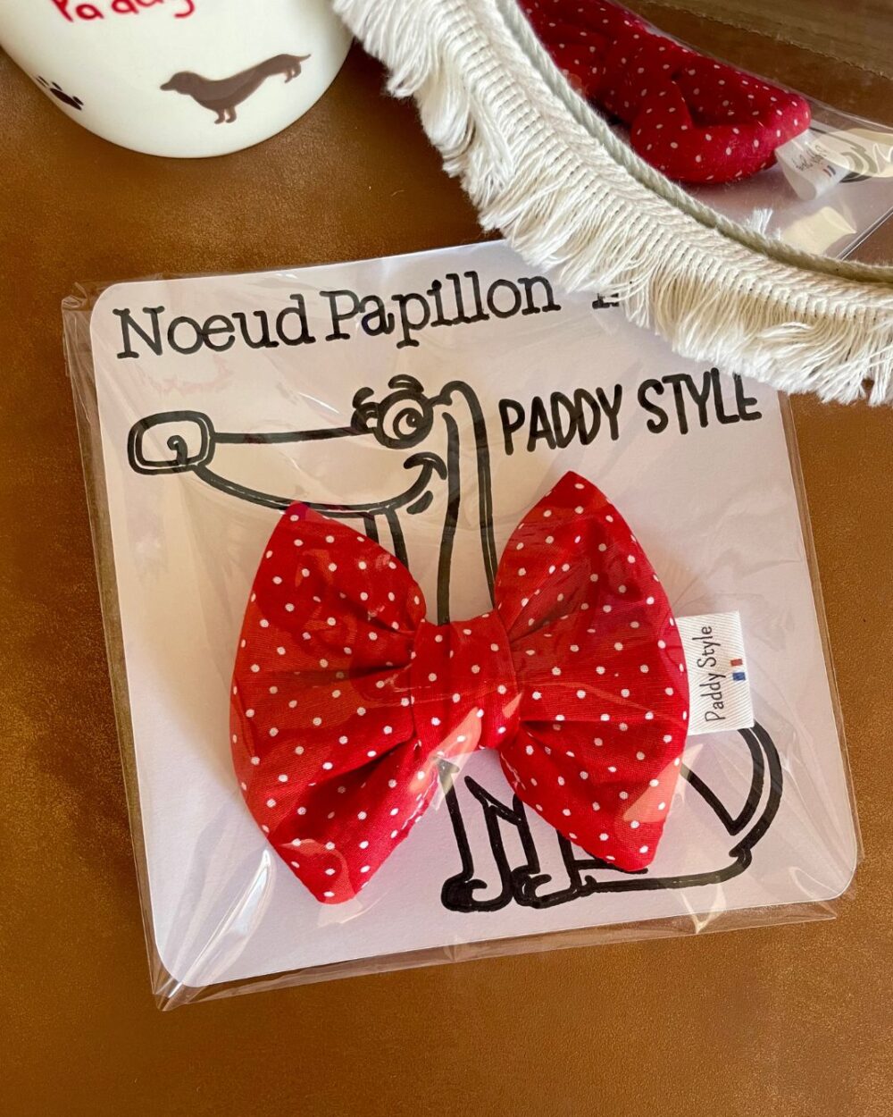 Noeud papillon pour chien, motif rouge à pois blanc.