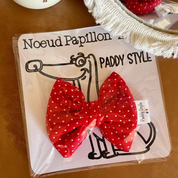 Noeud papillon pour chien, motif rouge à pois blanc.