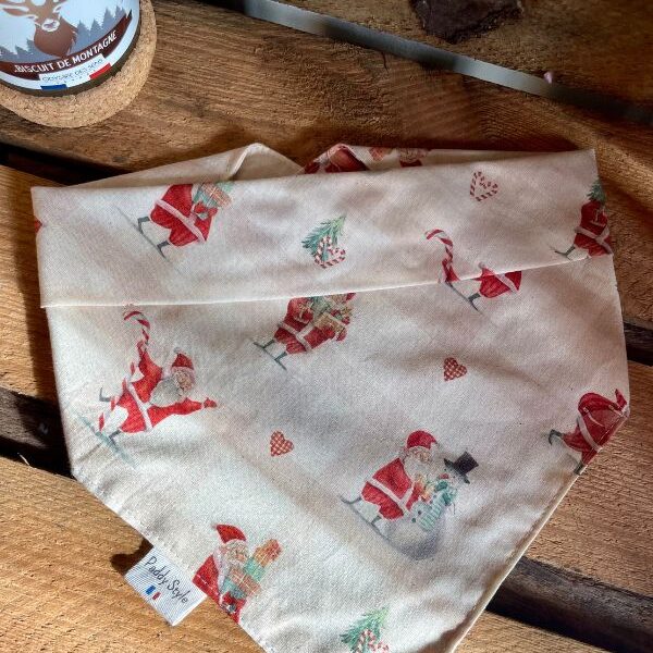 Bandana pour chien père Noel. Bandana pour chien qui s'attache par système de pressions.