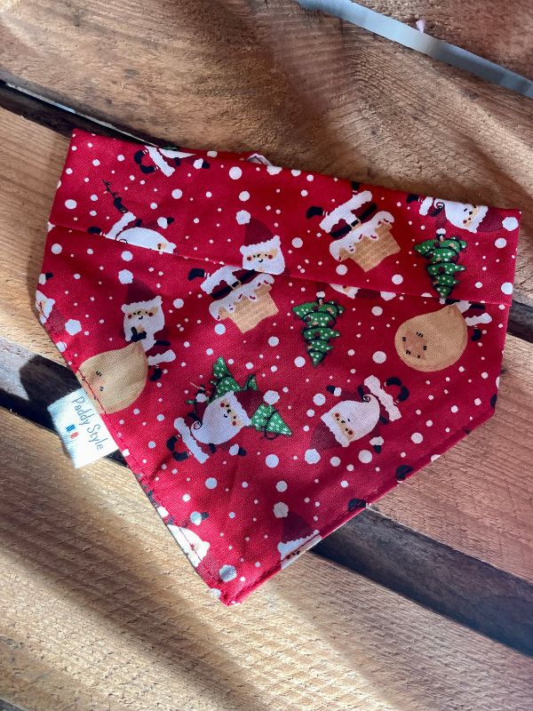 Bandana pour chien, motif de Noel Rouge avec père Noel.