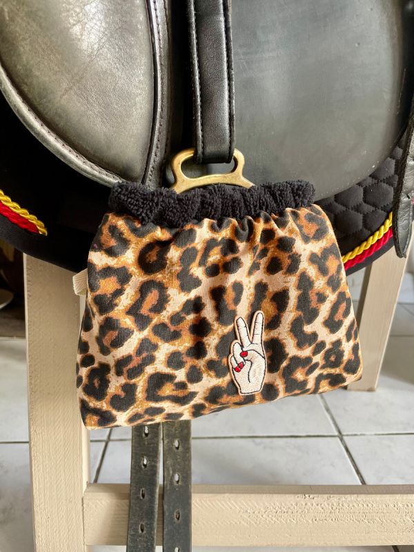 Protèges étriers pour salle d'équitation. Cavalier et cavalière prenez soins de votre matériel d'équitation et de votre équidé.