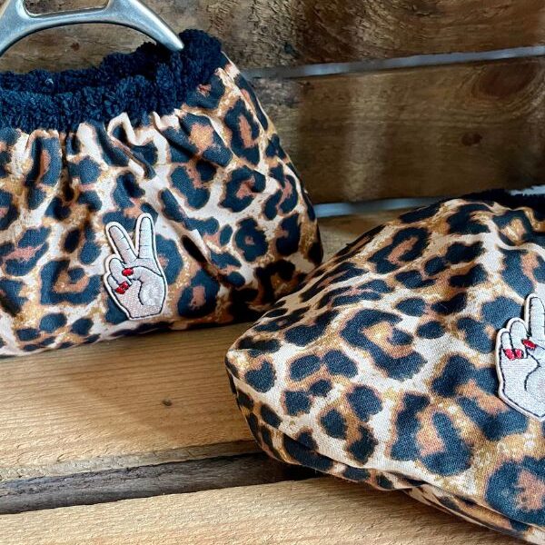 Protèges étriers pour cavalier. Prenez soins de votre matériel d'équitation et de votre cheval avec notre sélection de produits de soins et accessoires pour chevaux. Fait mains en France. Pour cavalier de loisir ou compétition.