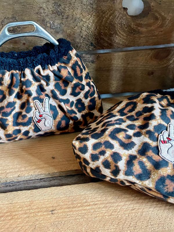 Protèges étriers pour cavalier. Prenez soins de votre matériel d'équitation et de votre cheval avec notre sélection de produits de soins et accessoires pour chevaux. Fait mains en France. Pour cavalier de loisir ou compétition.