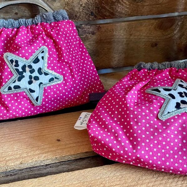 Protèges étriers pour cavalière stylé. Matériel d'équitation indispensable. Protection de selle et d'étrier