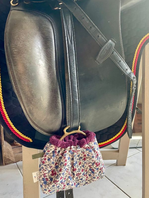 Protèges étriers pour selles et tout étriers d'équitation. Matériel d'équitation pour cavalière.